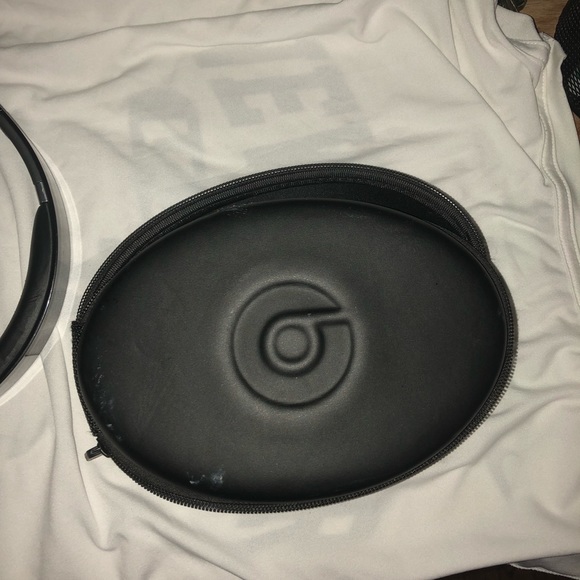 Beats Studio 1.0 Over-Ear Headphones - Picture 6 of 7